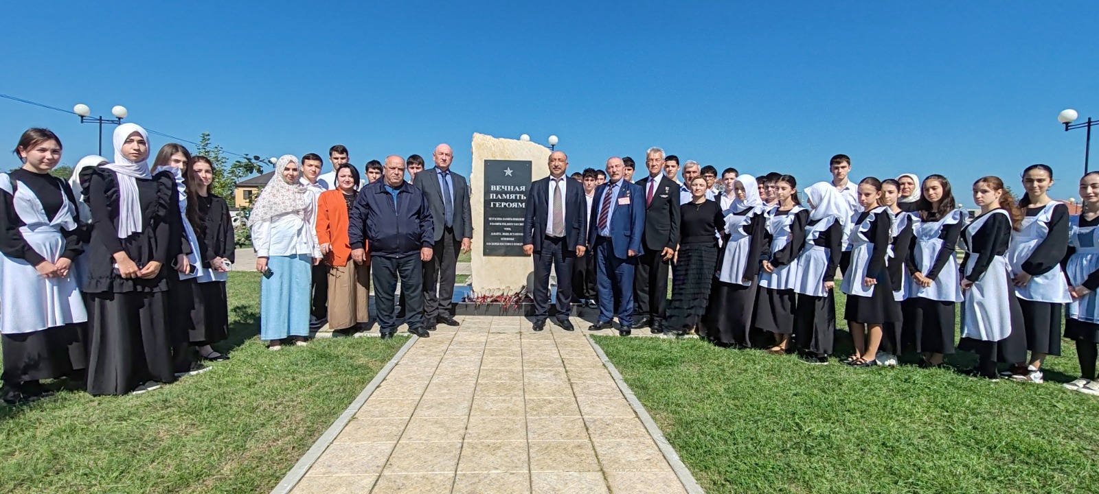В рамках Всероссийской патриотической акции «Вахта Героев Отечества» сегодня в Кумторкалинском районе гостили герои России Владимир Легошин и Загид Загидов.